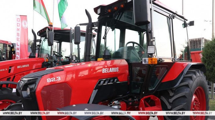 Для обучения будущих хлеборобов: ФПБ подарила Лепельскому аграрному колледжу новый трактор