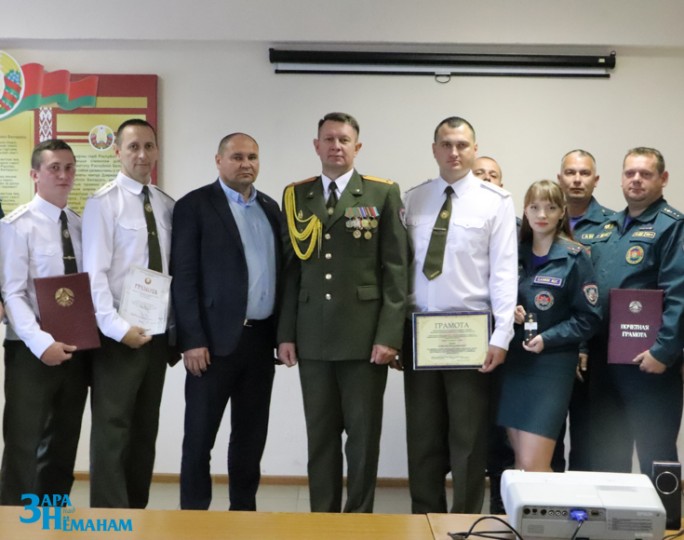 Люди особой закалки. Сотрудников Мостовского РОЧС поздравили и наградили в День пожарной службы