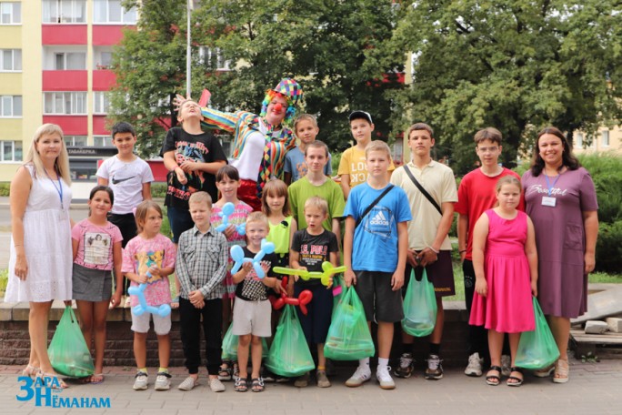 Нужные подарки, песни и забавы от клоуна Кефирчика. Мостовчане помогают собрать детей, воспитывающихся в многодетных семьях, в школу