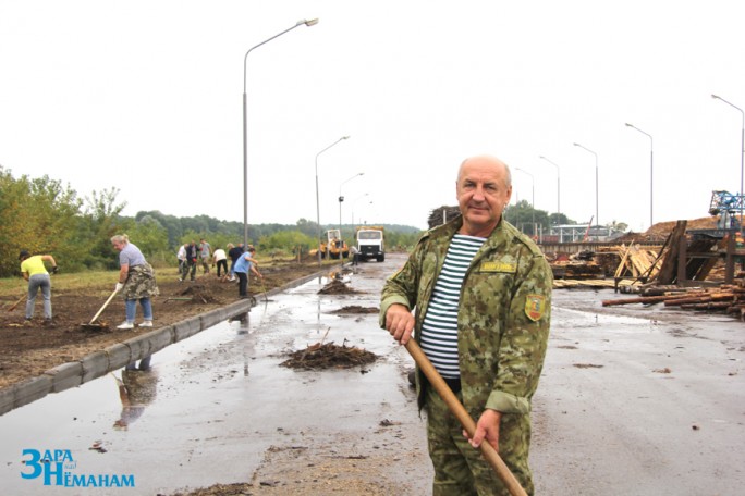 Администрация ОАО «Мостовдрев» трудилась на субботнике. Благоустраивали набережную реки Неман, прилегающую к предприятию