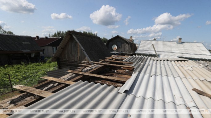 МЧС: восстановлено более 8 тыс. кровель жилых домов, пострадавших от непогоды 13-14 июля