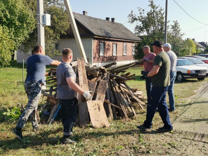 ФОТОФАКТ. Мужская половина Мостовского райисполкома под руководством председателя Андрея Санько приводит в порядок бесхозные участки