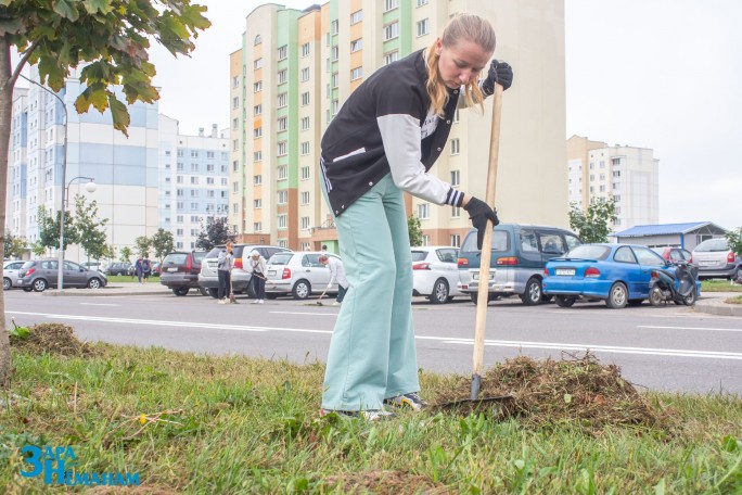 'С любовью к родному городу'. В субботнике приняли участие работники управления образования и СШ №5