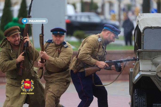 Стрельба в центре Гродно! На площади Ленина прошла историческая реконструкция «Борьба с бандформированием на Гродненщине», показательные выступления сотрудников ОМОН.