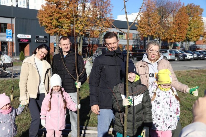 Воспитывая традиционные ценности. В Гродно молодые семьи высадили аллею лип