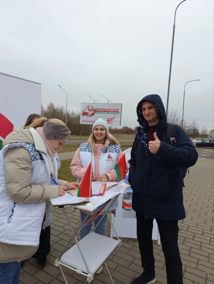 Сегодня в Мостах прошли пикеты инициативных групп по сбору подписей за кандидатов в Президенты Республики Беларусь