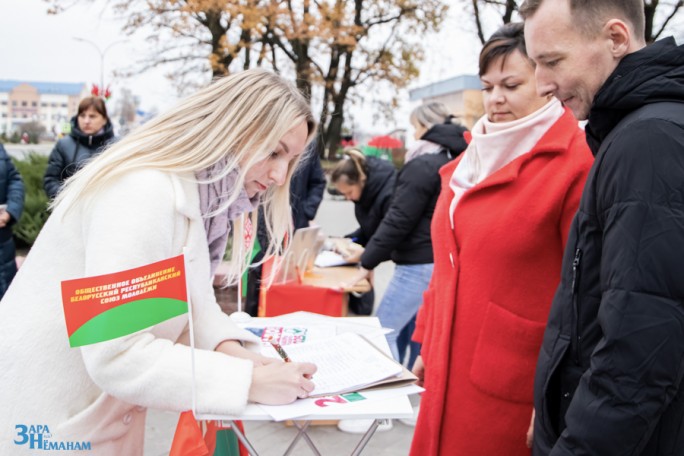 В Мостах прошёл ещё один пикет по сбору подписей в поддержку выдвижения кандидатов в Президенты Республики Беларусь