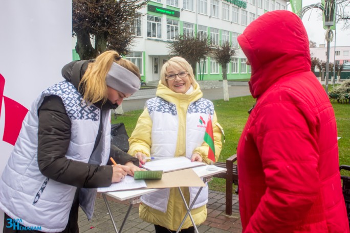 ФОТОФАКТ. В Мостах продолжается пикетирование общественными организациями для сбора подписей в поддержку выдвижения кандидатов в Президенты Республики Беларусь