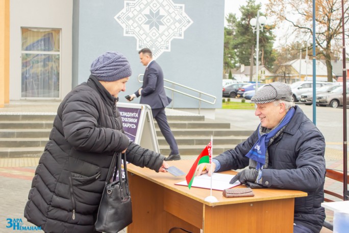 ФОТОФАКТ. В Мостах продолжается сбор подписей за выдвижение кандидатов в Президенты Республики Беларусь