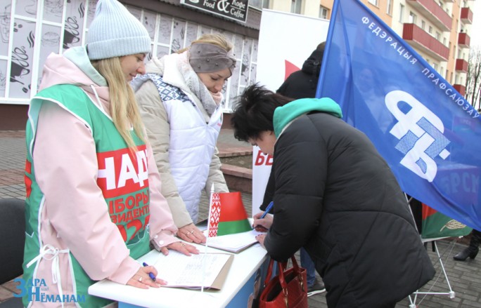 В Мостах продолжают работать пикеты