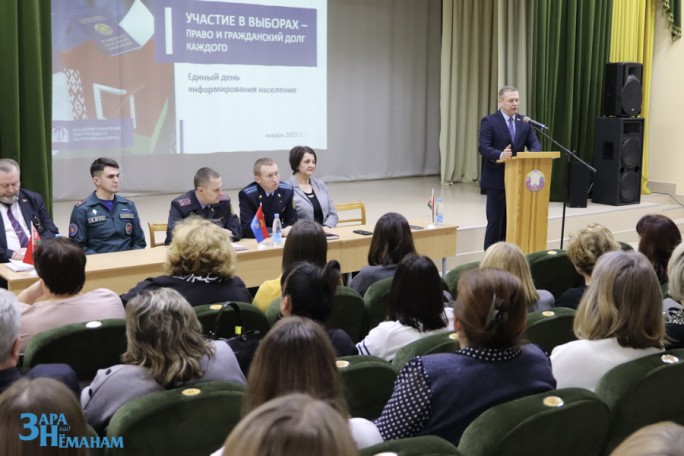 Начальник главного управления образования Гродненского облисполкома Руслан Абрамчик встретился с педагогами Мостовского района