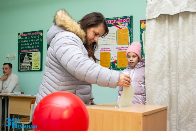 По одному человеку в две минуты: заканчиваем серию репортажей о досрочном голосовании в Мостах