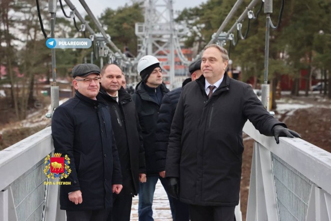 Губернатор одним из первых прошёл по обновленному подвесному мосту через Неман