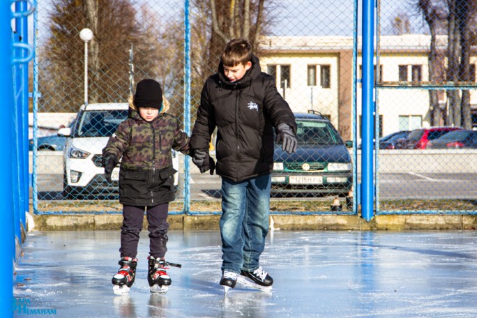 ФОТОФАКТ. Возле мостовского ФСК открылся каток