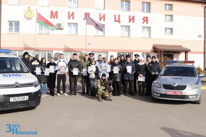 Узнали о милицейских буднях и посоревновались в меткости: старшеклассники городских школ стали участниками дня открытых дверей в Мостовском РОВД