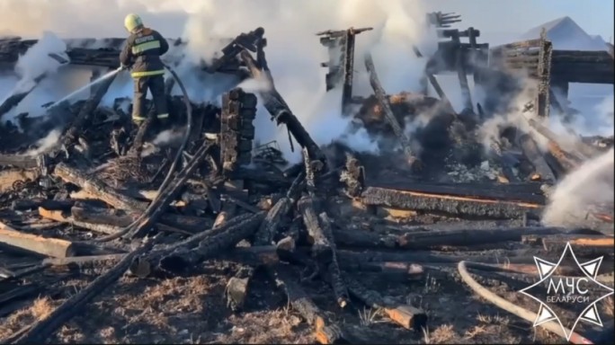 В Мостовском районе огонь от сухой травы уничтожил четыре постройки