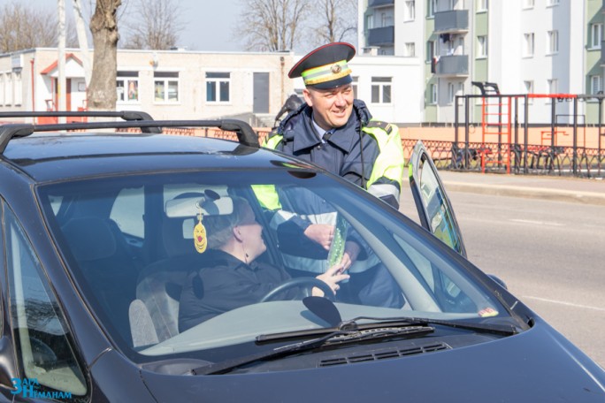 ФОТОФАКТ. Мостовское ОГАИ поздравило автолюбительниц с 8 Марта