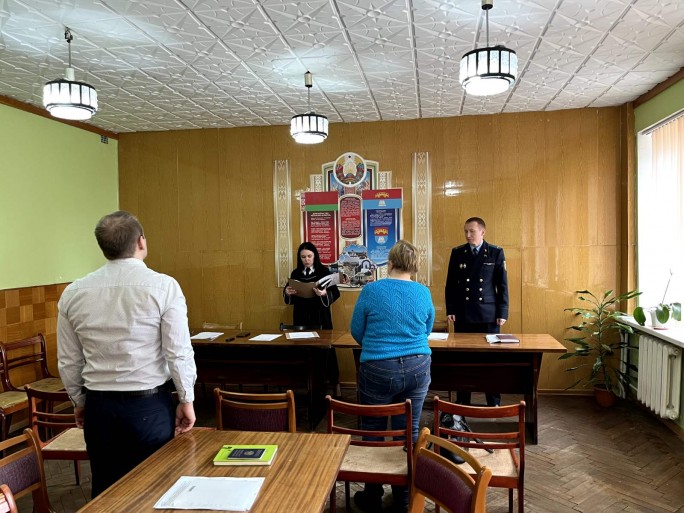 Прокуратурой Мостовского района в выездных судебных заседаниях в здании КСУП «Озеранский» поддержаны предъявленные в интересах данного предприятия 2 исковые заявления о взыскании с виновных должностных лиц ущерба
