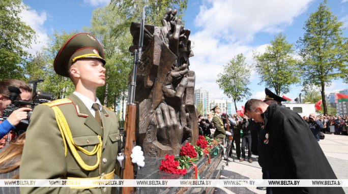В Гродно на территории мемориала 'Шталаг-324' установили памятный знак 'Древо жизни'