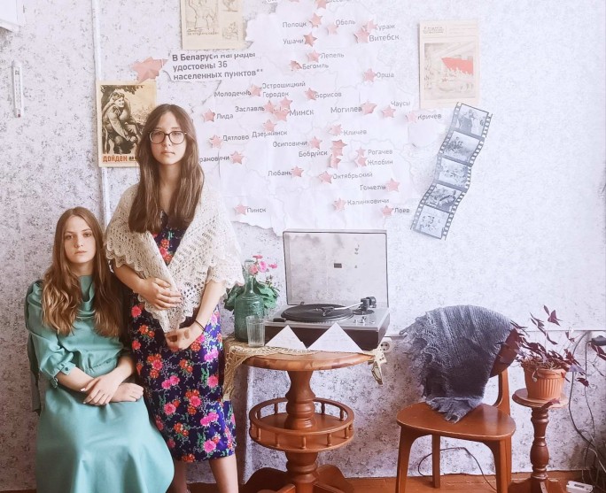 В стенах школьной библиотеки ГУО «Средняя школа № 5 г. Мосты имени Василия Леонтьевича Володося» развернулась уникальная ретро-выставка под названием «Квартира в годы ВОВ»