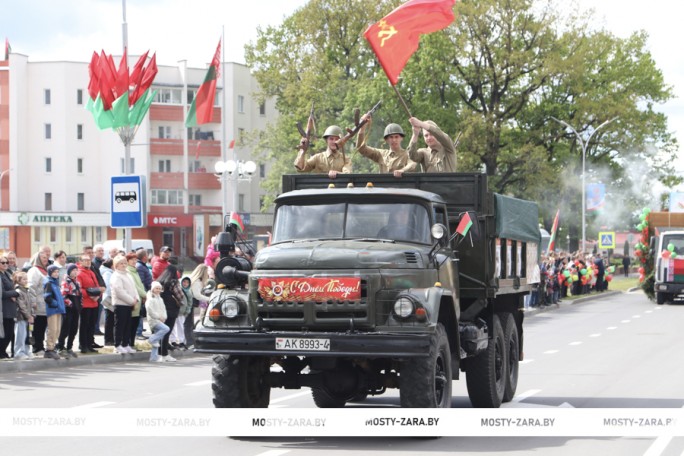 Плац-концертом и стилизованным автопарадом «Дорогами Победы» началось празднование 9 мая в Мостах