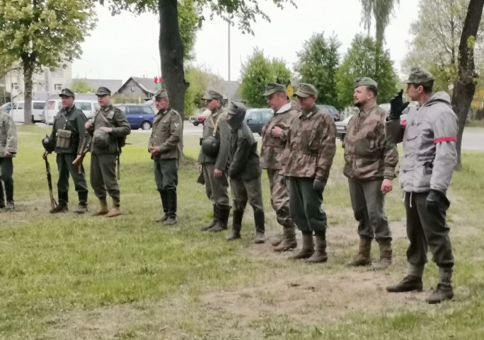 Выстрелы ‒ холостые, эмоции ‒ настоящие: рассказываем, как прошла военно-историческая реконструкция в Мостах