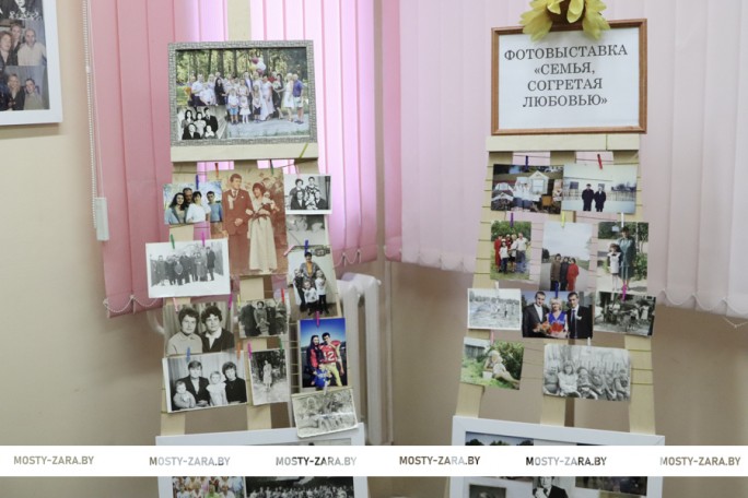 «Семья, согретая любовью» – фотовыставка под таким названием организована в отделении дневного пребывания ЦСОН Мостовского района