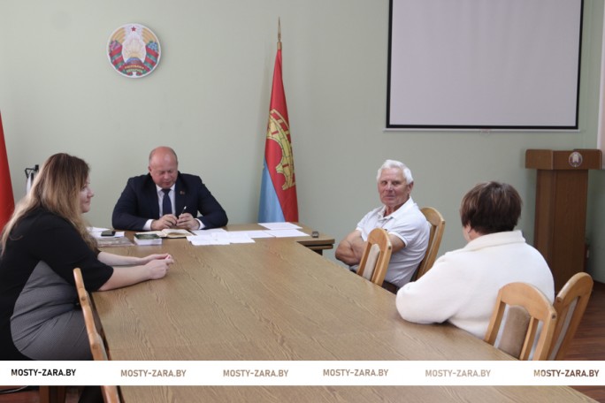 Председатель Мостовского райисполкома Андрей Санько провёл приём граждан