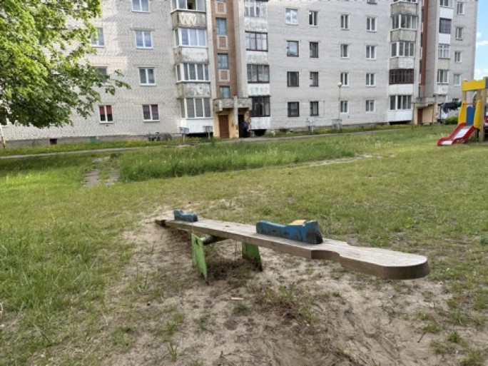Прокуратурой Мостовского района проведена проверка в г.Мосты придомовых территорий жилых домов и детских площадок (На момент публикации получен ответ ЖКХ об устранении выявленных нарушений +фото)