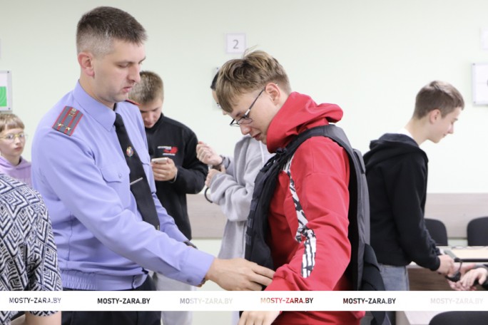 Примерить экипировку, пострелять в тире, познакомиться со службой – интерактив от мостовских милиционеров для воспитанников ДОЛ «Неманский»