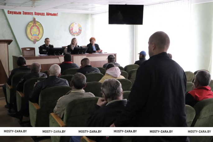 Помочь в трудоустройстве, наставить на путь истинный – в Мостовском РОВД прошло мероприятие с трудоспособными гражданами, не занятыми в экономике