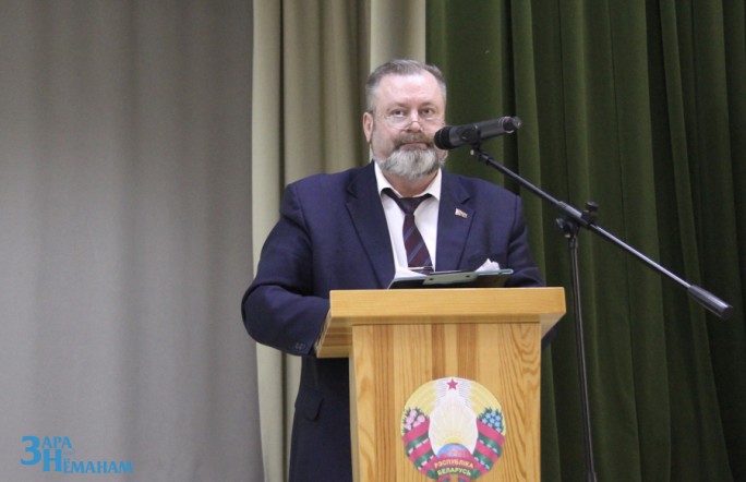 Валентин Тихонович, начальник управления образования Мостовского райисполкома