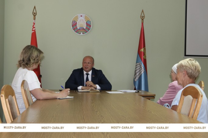 Председатель Мостовского райисполкома Андрей Санько провёл приём граждан