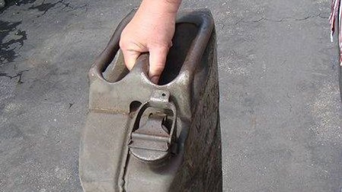 В Мостовском районе тракторист несколько месяцев сливал топливо. Его действиям дана правовая оценка