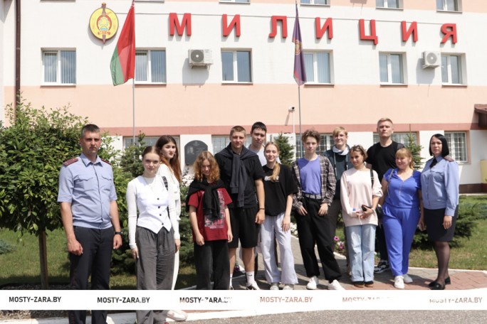 Ребята из Калининградской области продолжают знакомиться с Мостовщиной. Что интересного они узнали в Мостовском РОВД