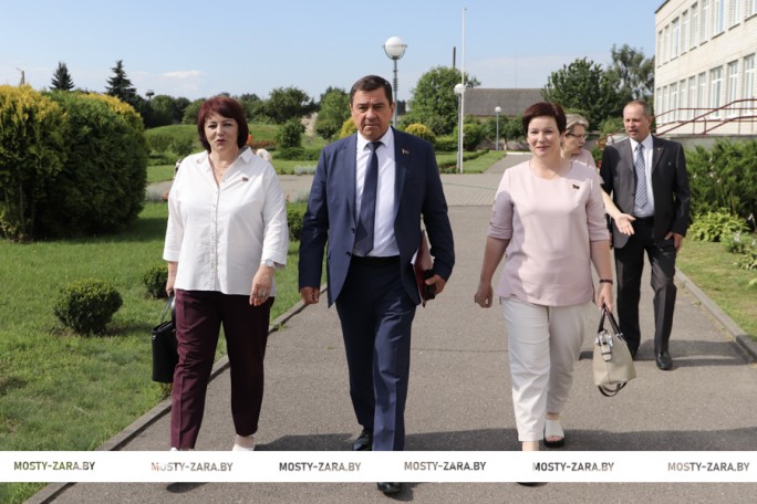 В рамках работы в округе парламентарий Надежда Хальцова встретилась с населением, провела приём граждан и приняла участие в заседании Мостовского райисполкома
