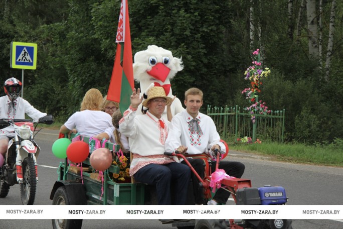 Куриловичи пели и плясали. В агрогородке состоялось народное гулянье «Весёлая повозка – четыре колеса»