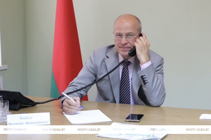 Сенатор Валентин Байко провёл приём граждан и прямую телефонную линию в Мостовском районном исполнительном комитете
