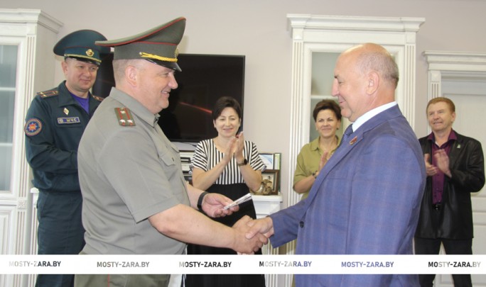 Генеральный директор ОАО «Мостовдрев» Сергей Ососов награждён юбилейной медалью в честь 80-летия Великой Победы