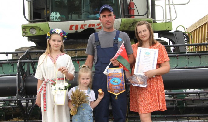 Сразу пять тысячников на уборке зерновых чествовали в ЗАО «Гудевичи»