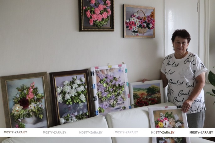 Вдохновение атласных лент жительницы агрогородка Хартица Дубненского сельсовета Татьяны  Апончик (Витко)
