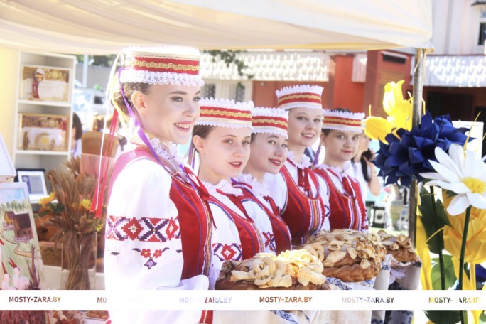 Выставка достижений районов области развернулась в Мостах на площади Советской