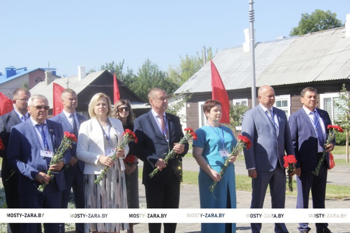 Сражались плечом к плечу!  Участники Съезда малых городов Гродненской и Нижегородской областей почтили память погибших