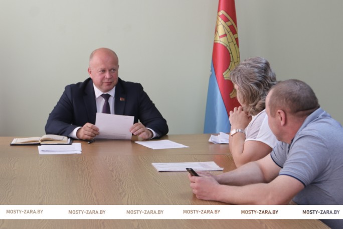 Председатель Мостовского райисполкома Андрей Санько провёл приём граждан