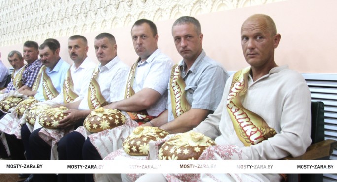 Награды, караваи и… легковые автомобили. В ОАО «Черлёна» праздновали «Дожинки»