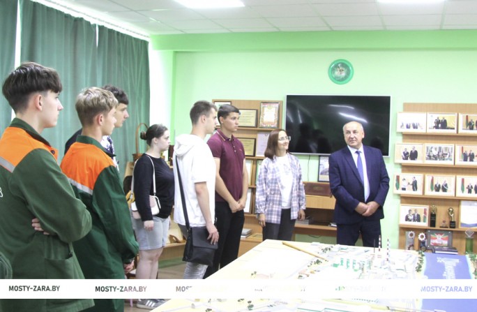 Трудитесь достойно! На ОАО «Мостовдрев» молодым работникам вручили трудовые книжки