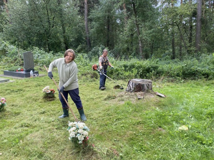 Жители д. Мазаново Дубненского сельсовета приводили в порядок местное кладбище