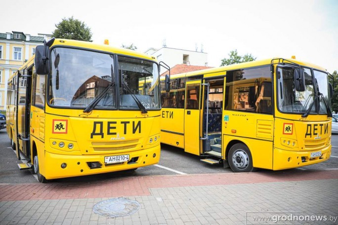 В Мостовском районе два новых школьных автобуса и ещё один в пути
