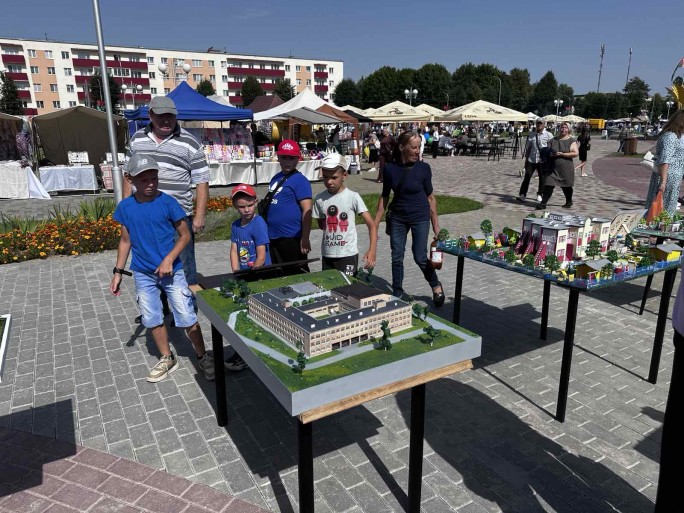 Мостовчан в праздник города привлекла выставка макетов учреждений образования района