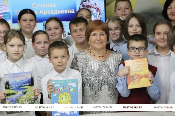 С творческой встречи с детской писательницей Татьяной Сучковой в Мостах стартовал библиокараван «Книги строят мосты»